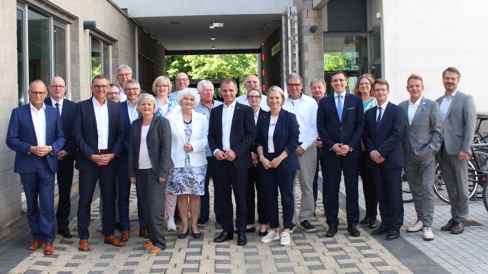 Das Bild ist ein Gruppenfoto von den Foto den Mitgliedern des Ausschusses des Deutschen Städte- und Gemeindebundes. Die Mitglieder stehen im Innenhof der Geschäftsstelle des Deutschen Vereins.