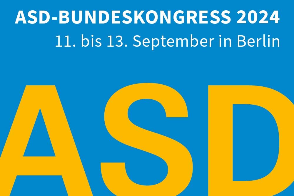 Logo des ASDK Kongresses auf blauen Hintergrund mit gelber Schrift – 