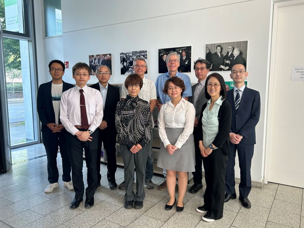 Foto: Gruppenbild von der Japanischen Delegation mit Vertretern des Deutschen Vereins im Foyer der Geschäftsstelle des DV – 