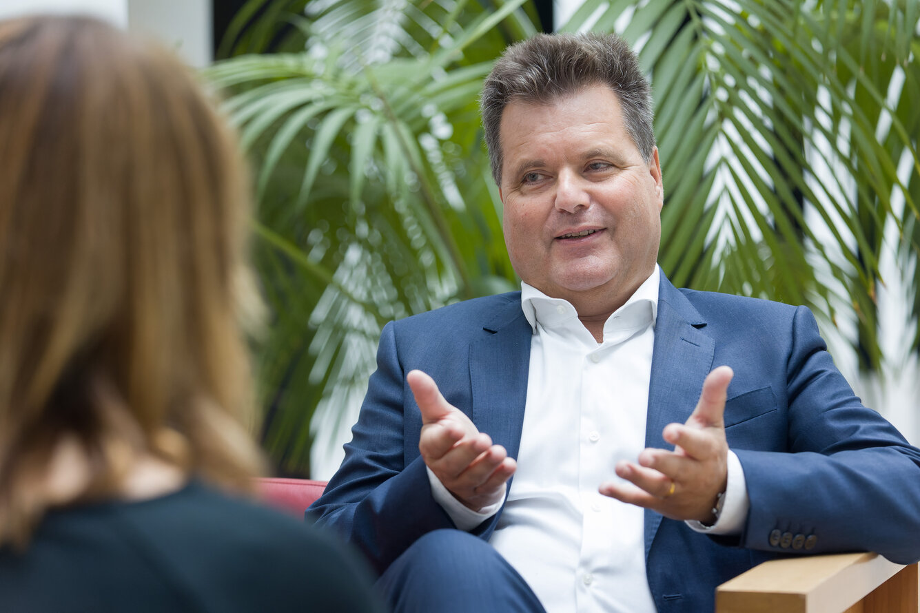 Porträtfoto von Jürgen Dusel, Beauftragter der Bundesregierung für die Belange von Menschen mit Behinderungen – 