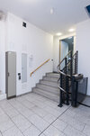 Das Bild zeigt einen Treppenaufgang mit Treppenaufzug und den Eingang in den Konferenzraum 001 der Geschäftsstelle des Deutschen Vereins für öffentliche und private Fürsorge e. V. 