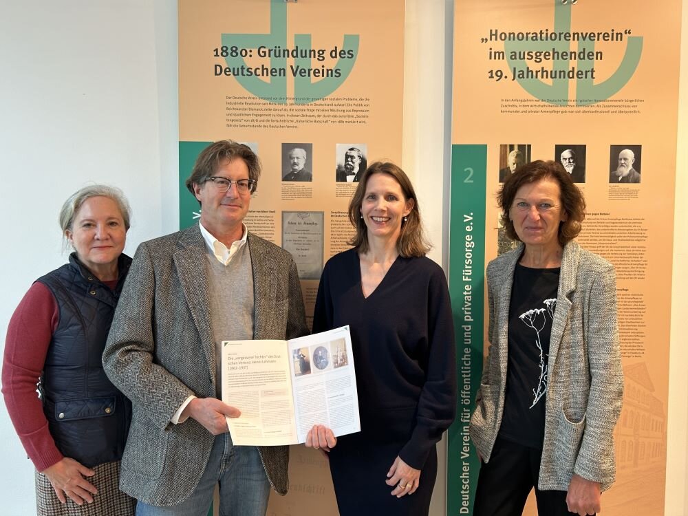 Sylvia Lehmann, Walter Lehmann, Dr. Verena Staats, Dr. Sabine Schmitt vor der Historischen Ausstellung des Deutchen Vereins in der Geschäftsstelle des Deutschen Vereins – 