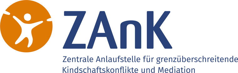 Die Grafik ist das Logo der Zentralen Anlaufstelle für grenzüberschreitende Kindschaftskonflikte und Mediation. Links ist ein oranger Kreis mit einem grafisch dargestellten Kind, dass links und rechts an den Händen gehalten wird. Daneben steht ein Schriftzug in blau Zank. Darunter steht Zentrale Anlaufstelle für grenzüberschreitende Kindschaftskonflikte und Mediation. – 