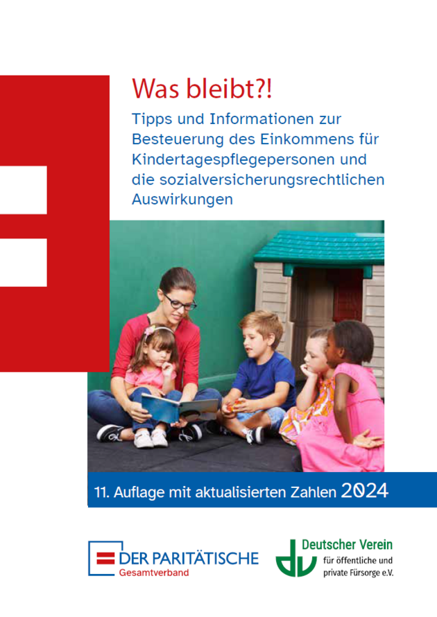 Blau-weiß-rotes Cover der Broschüre mit dem Titel Was bleibt, den Logos vom Deutschen Verein und des Paritätischen Gesamtverband sowie ein Foto mit 4 Kindern und einer Frau, die den Kindern vorliest. – 